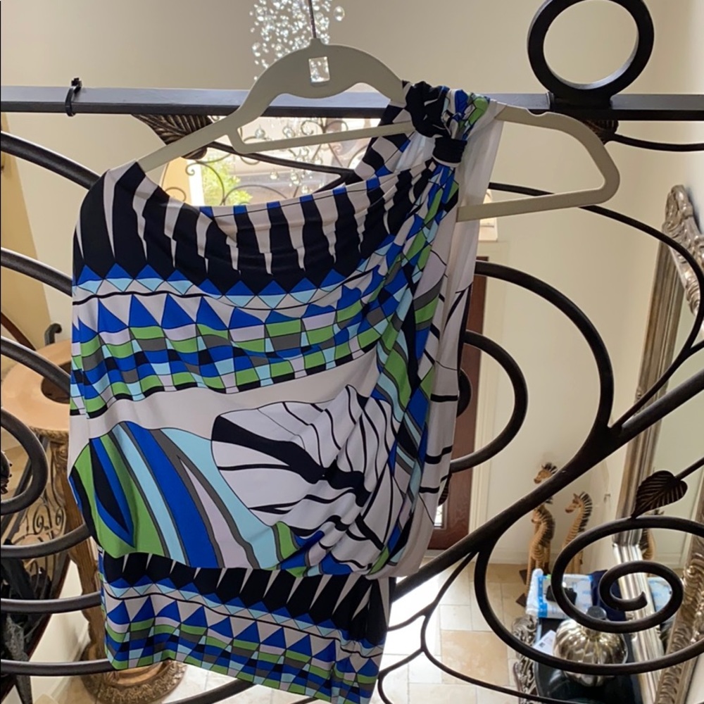 One shoulder top